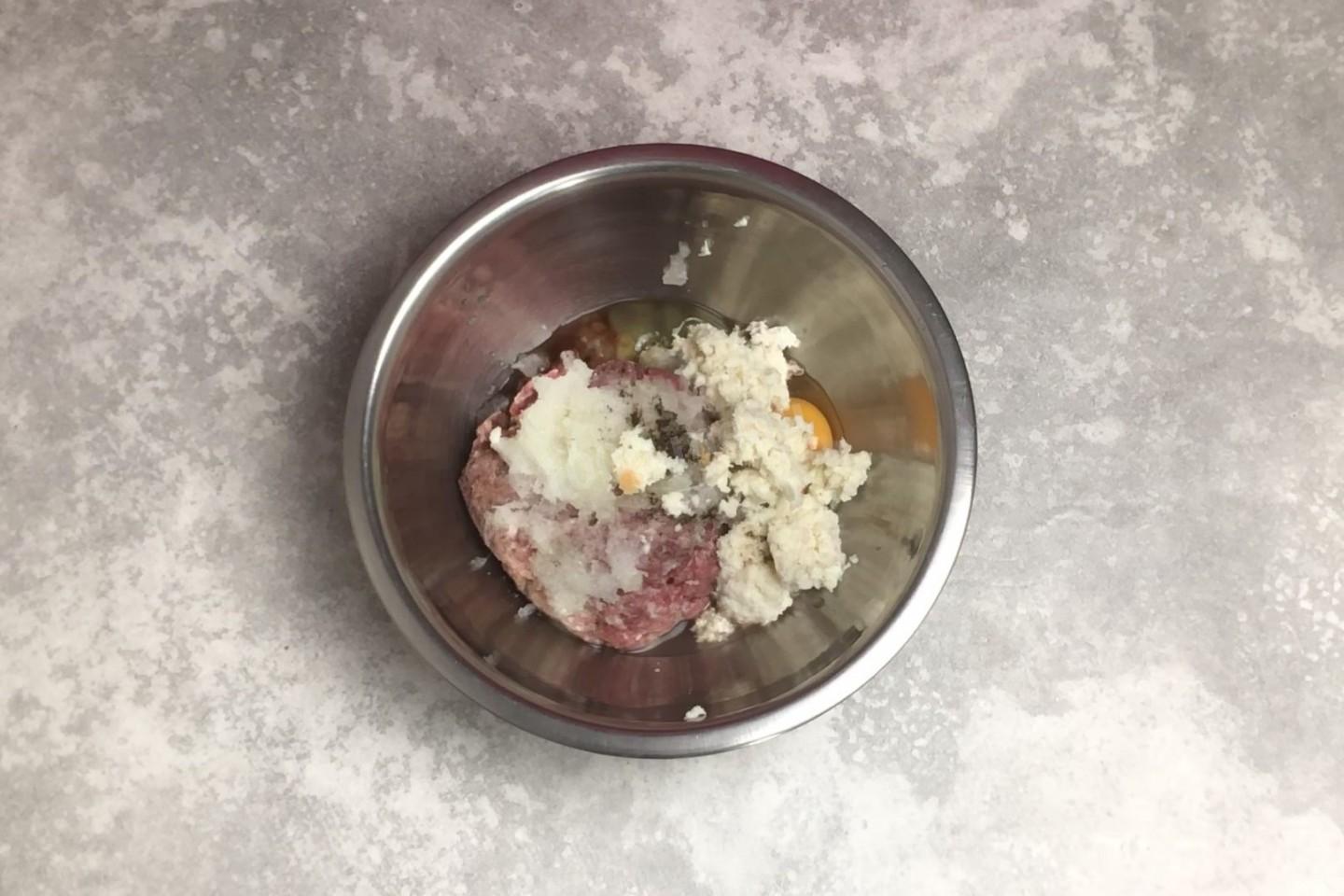 Шаг 4 приготовления Штрудель с мясом из слоеного теста