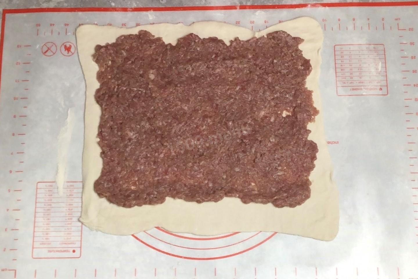 Шаг 7 приготовления Штрудель с мясом из слоеного теста