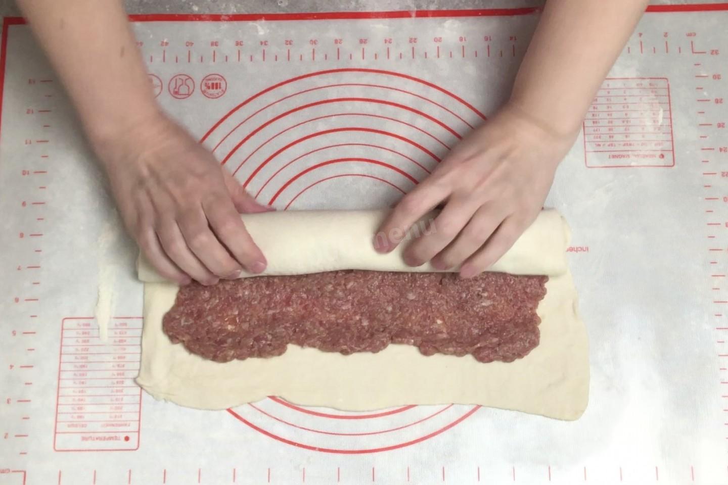 Шаг 8 приготовления Штрудель с мясом из слоеного теста