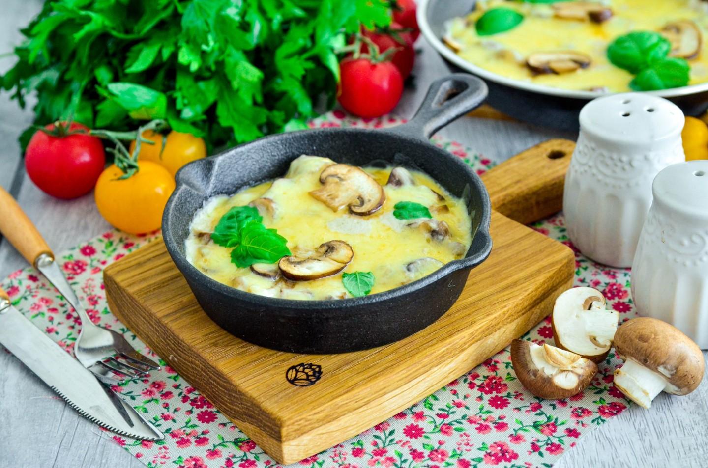 Шаг 10 приготовления Жульен с грибами и сыром на сковороде