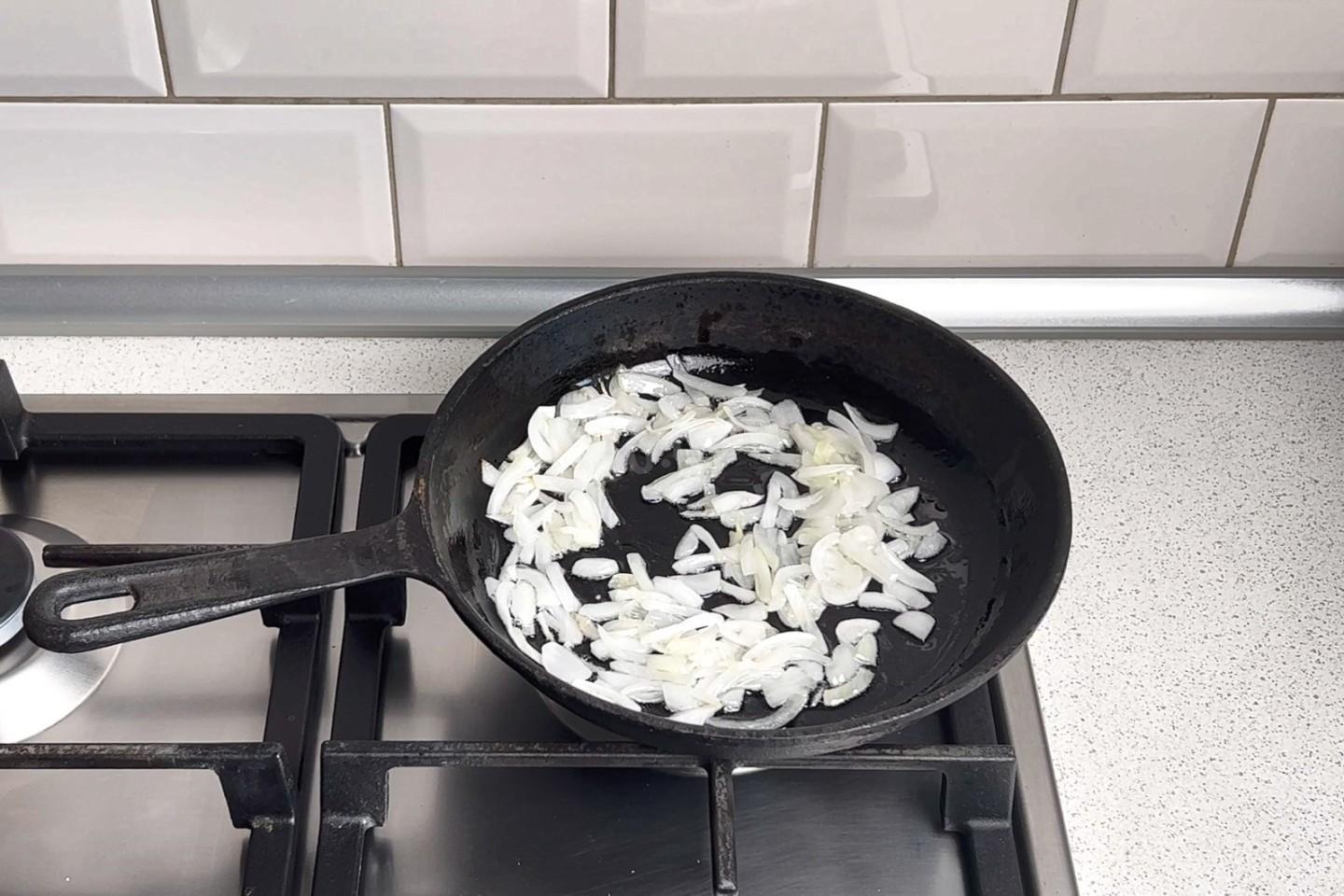 Шаг 5 приготовления Жульен с грибами и сыром на сковороде