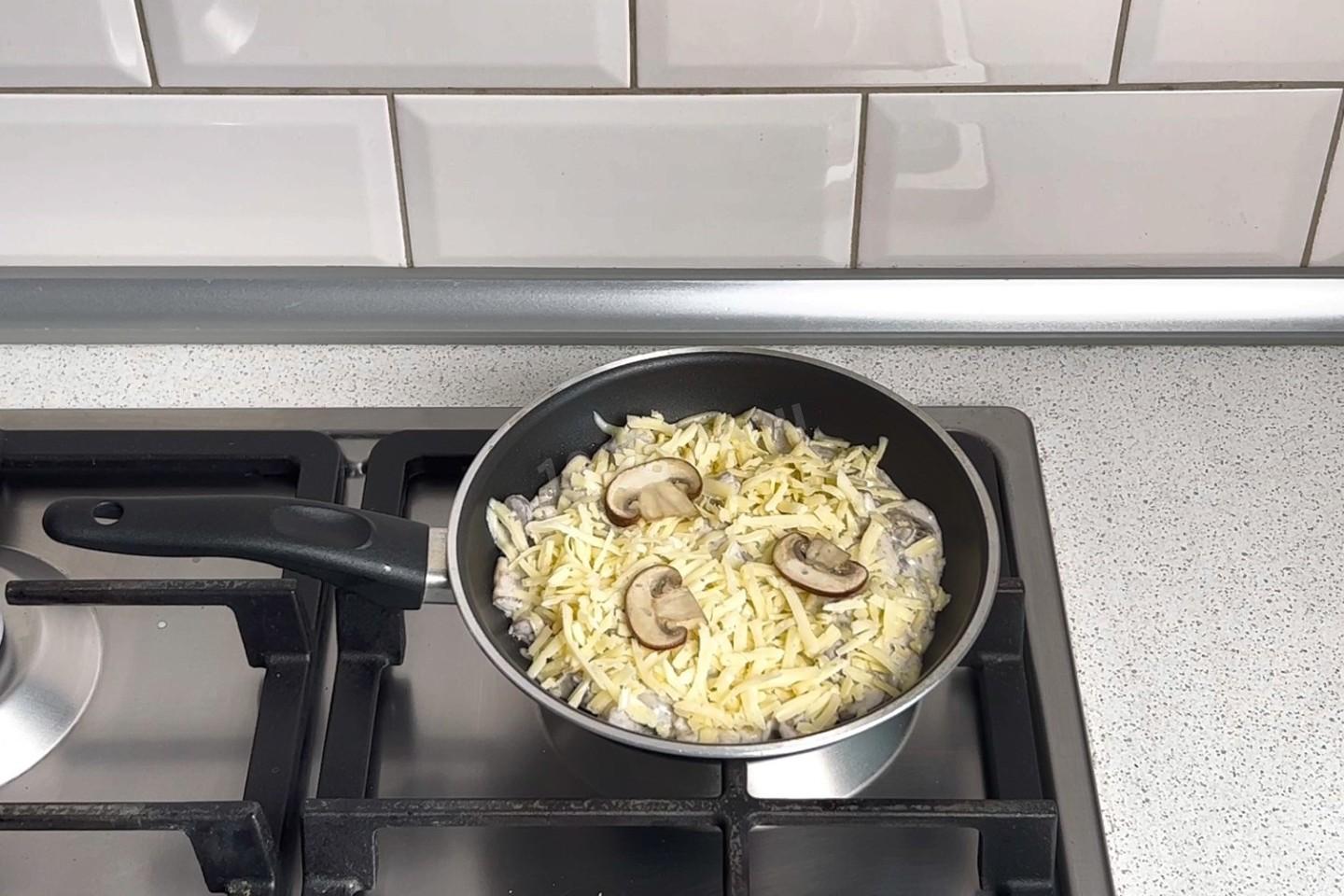 Шаг 8 приготовления Жульен с грибами и сыром на сковороде