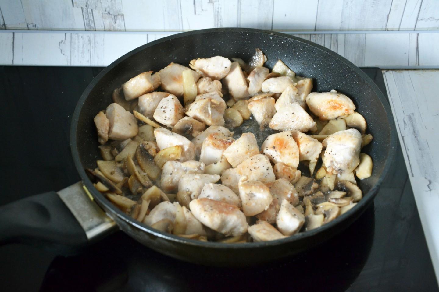 Шаг 9 приготовления Жульен с курицей и грибами на сковороде