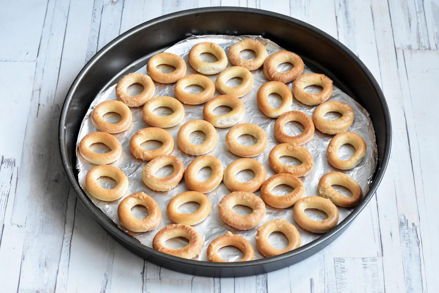 Шаг 10 приготовления Сушки с фаршем в духовке с сыром