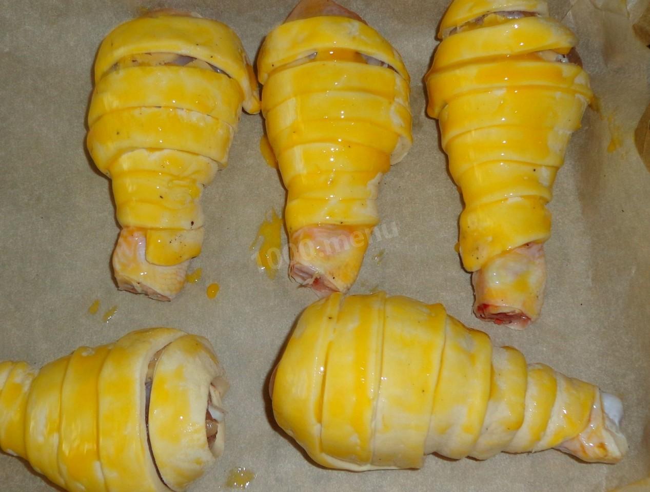 Шаг 7 приготовления Куриные ножки в слоеном тесте