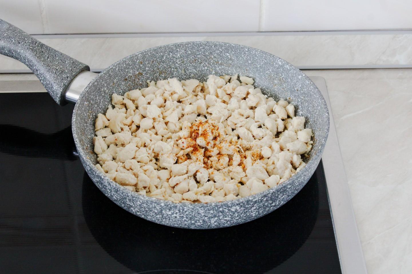 Шаг 3 приготовления Курица в тарталетках в духовке