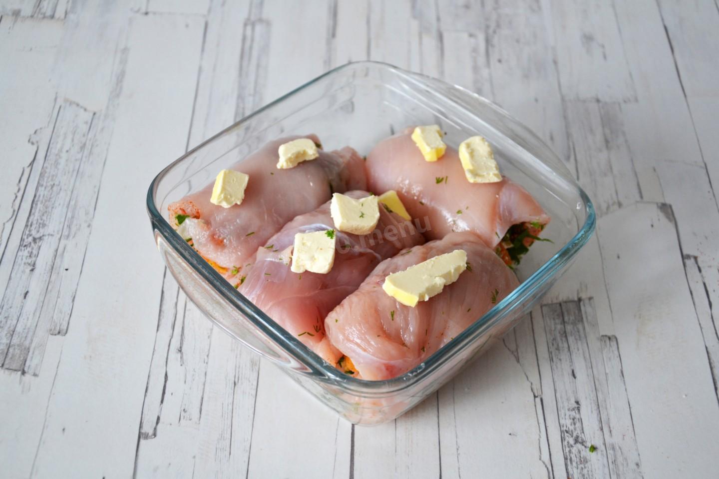 Шаг 10 приготовления Рулетики из куриного филе с начинкой в духовке