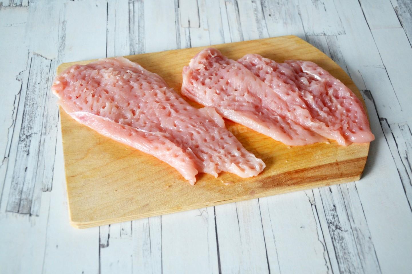 Шаг 3 приготовления Рулетики из куриного филе с начинкой в духовке