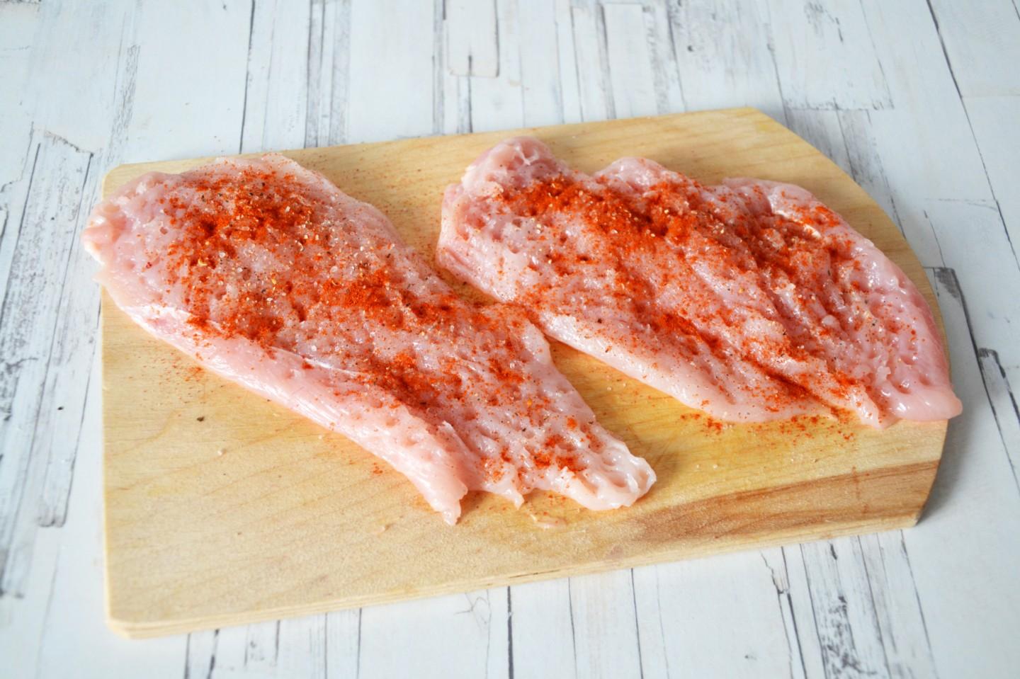 Шаг 4 приготовления Рулетики из куриного филе с начинкой в духовке