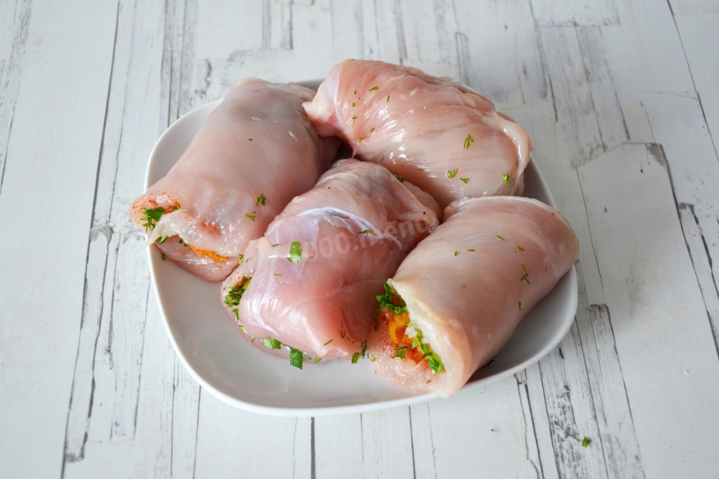 Шаг 9 приготовления Рулетики из куриного филе с начинкой в духовке