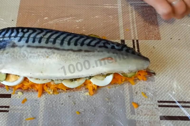 Шаг 10 приготовления Скумбрия с яйцом и морковью с желатином фаршированная