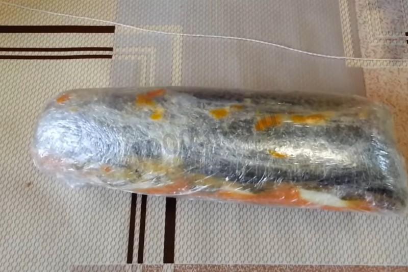 Шаг 11 приготовления Скумбрия с яйцом и морковью с желатином фаршированная