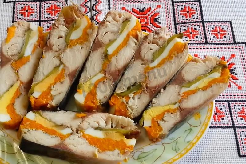Шаг 14 приготовления Скумбрия с яйцом и морковью с желатином фаршированная
