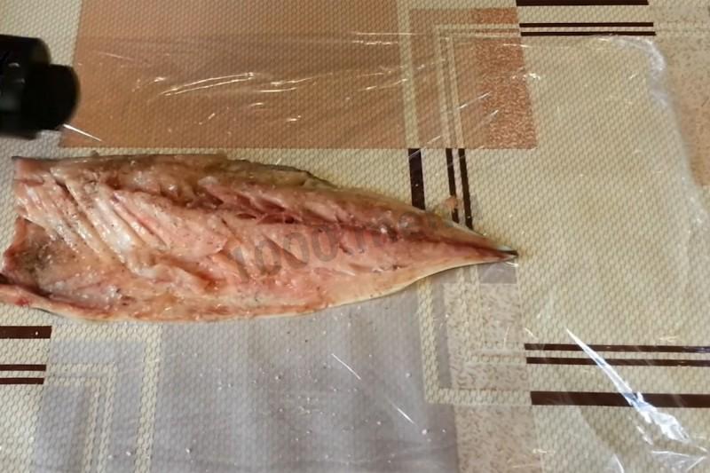 Шаг 5 приготовления Скумбрия с яйцом и морковью с желатином фаршированная