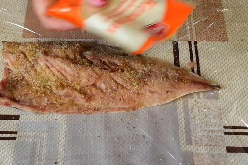 Шаг 6 приготовления Скумбрия с яйцом и морковью с желатином фаршированная