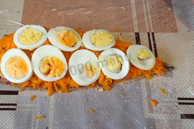 Шаг 8 приготовления Скумбрия с яйцом и морковью с желатином фаршированная