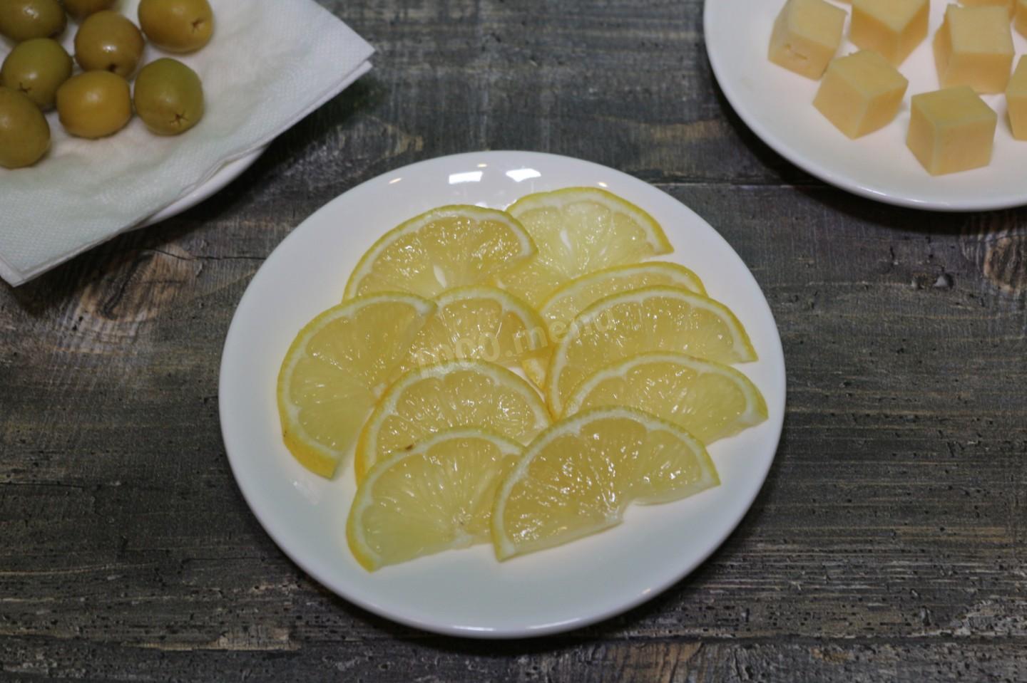 Шаг 3 приготовления Канапе с оливками  и сыром на шпажках