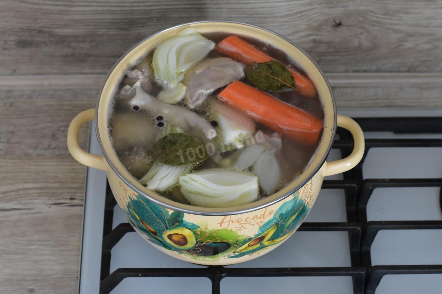 Шаг 5 приготовления Холодец из куриных лапок