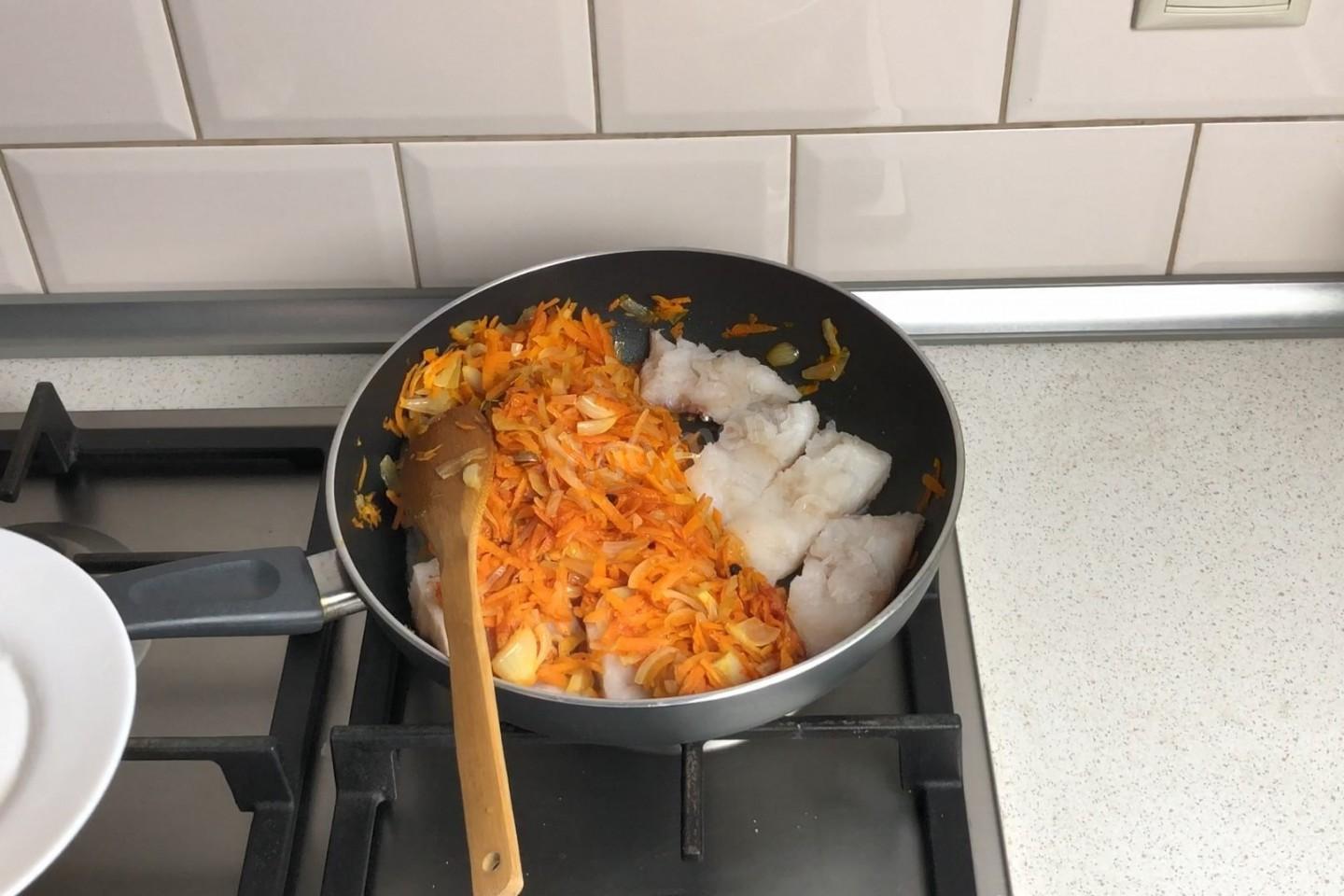 Шаг 12 приготовления Треска под маринадом из моркови и лука классическая