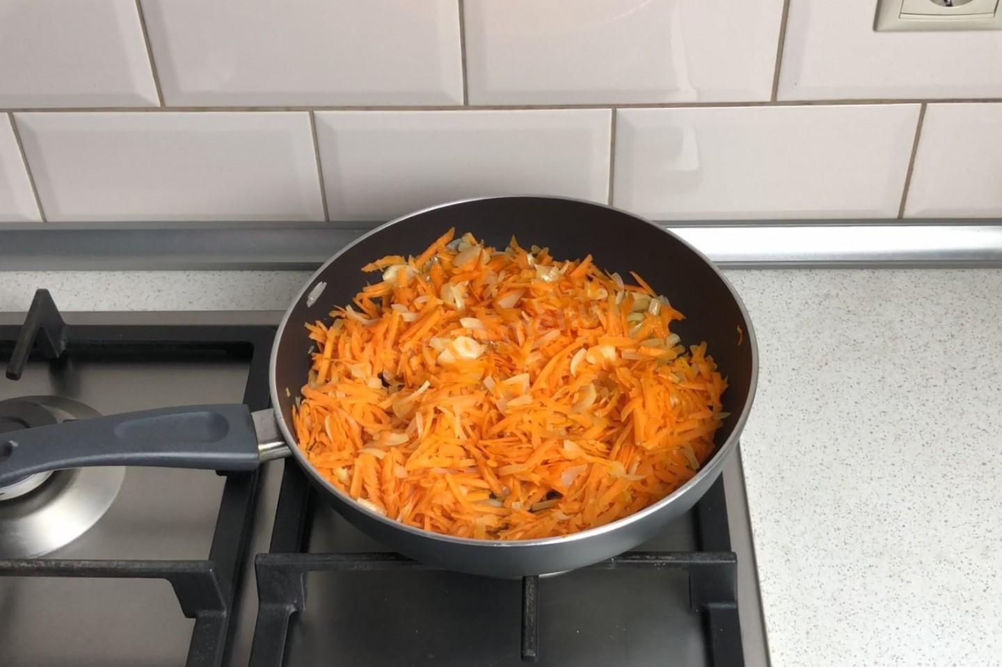 Шаг 5 приготовления Треска под маринадом из моркови и лука классическая