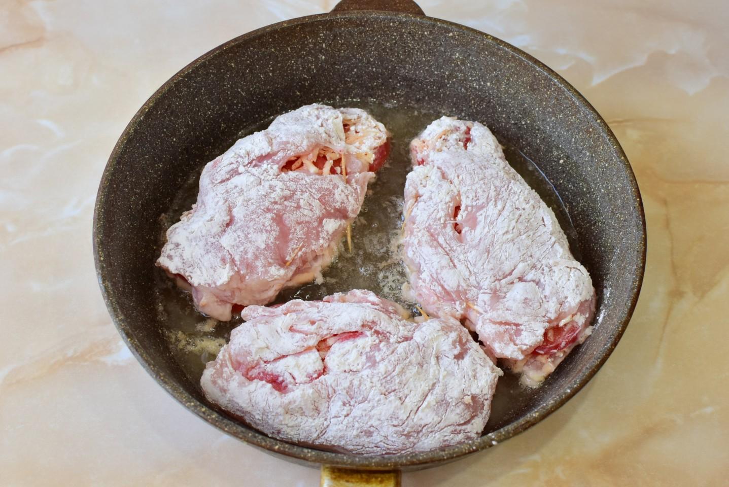 Шаг 7 приготовления Куриное филе с сыром на сковороде