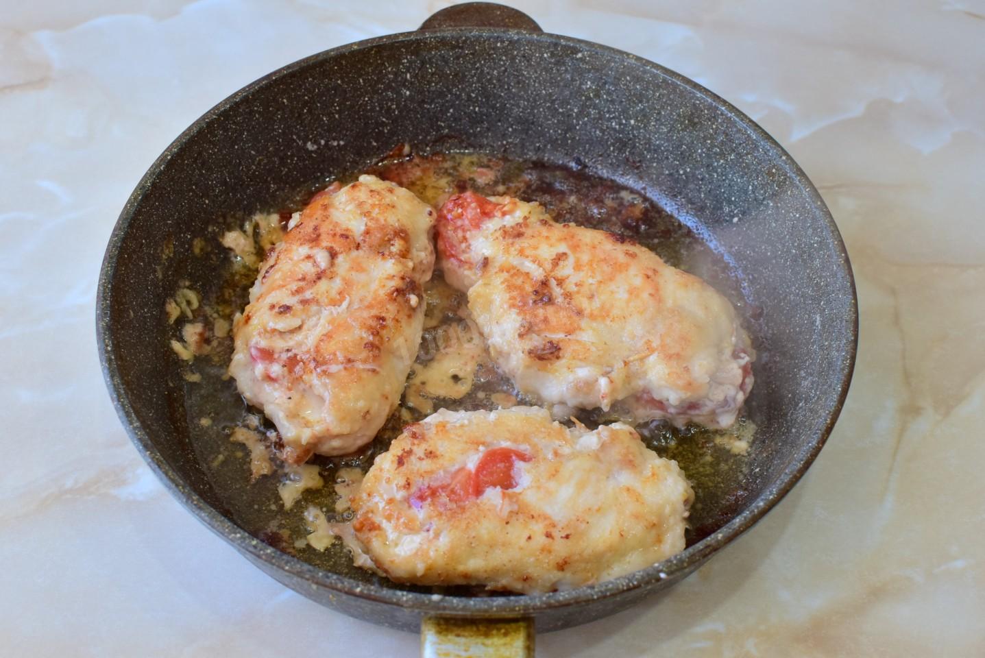 Шаг 8 приготовления Куриное филе с сыром на сковороде