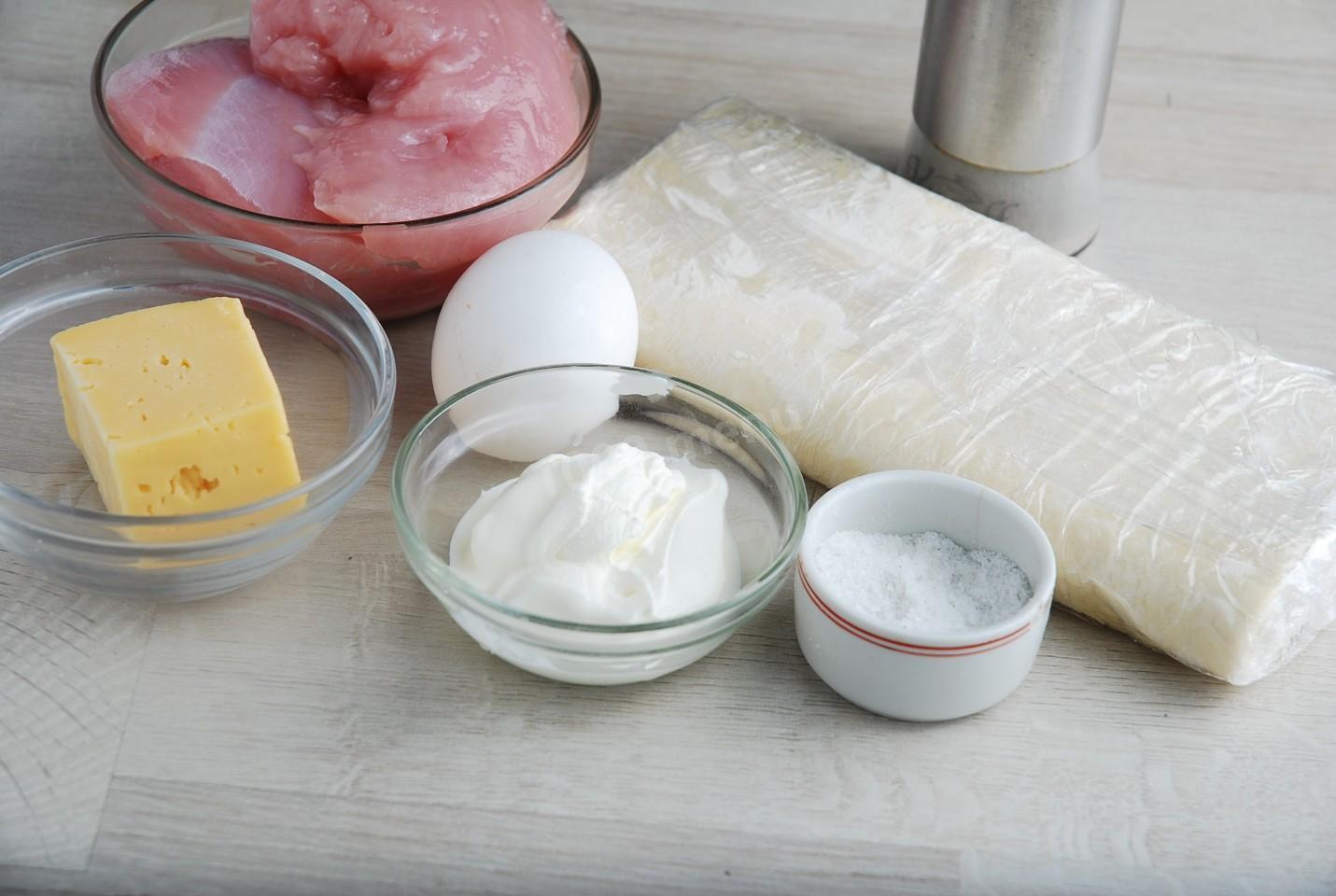Шаг 1 приготовления Слойки с курицей из слоеного теста