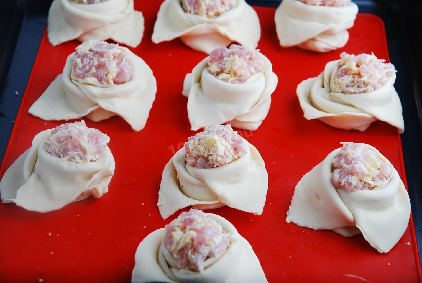 Шаг 12 приготовления Слойки с курицей из слоеного теста