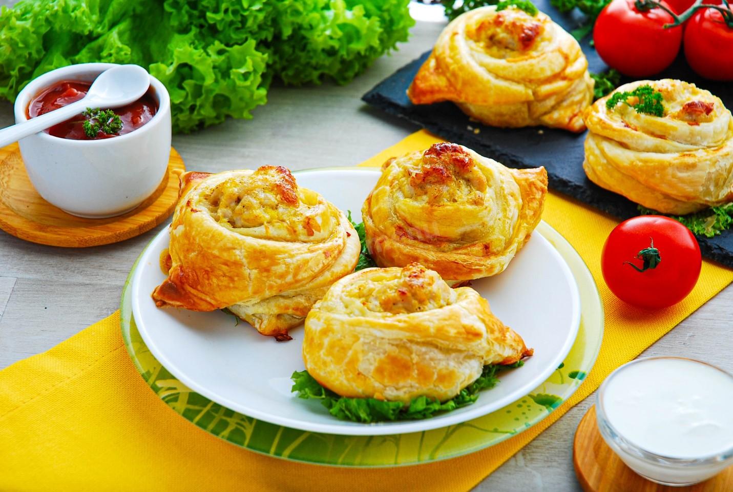 Шаг 14 приготовления Слойки с курицей из слоеного теста