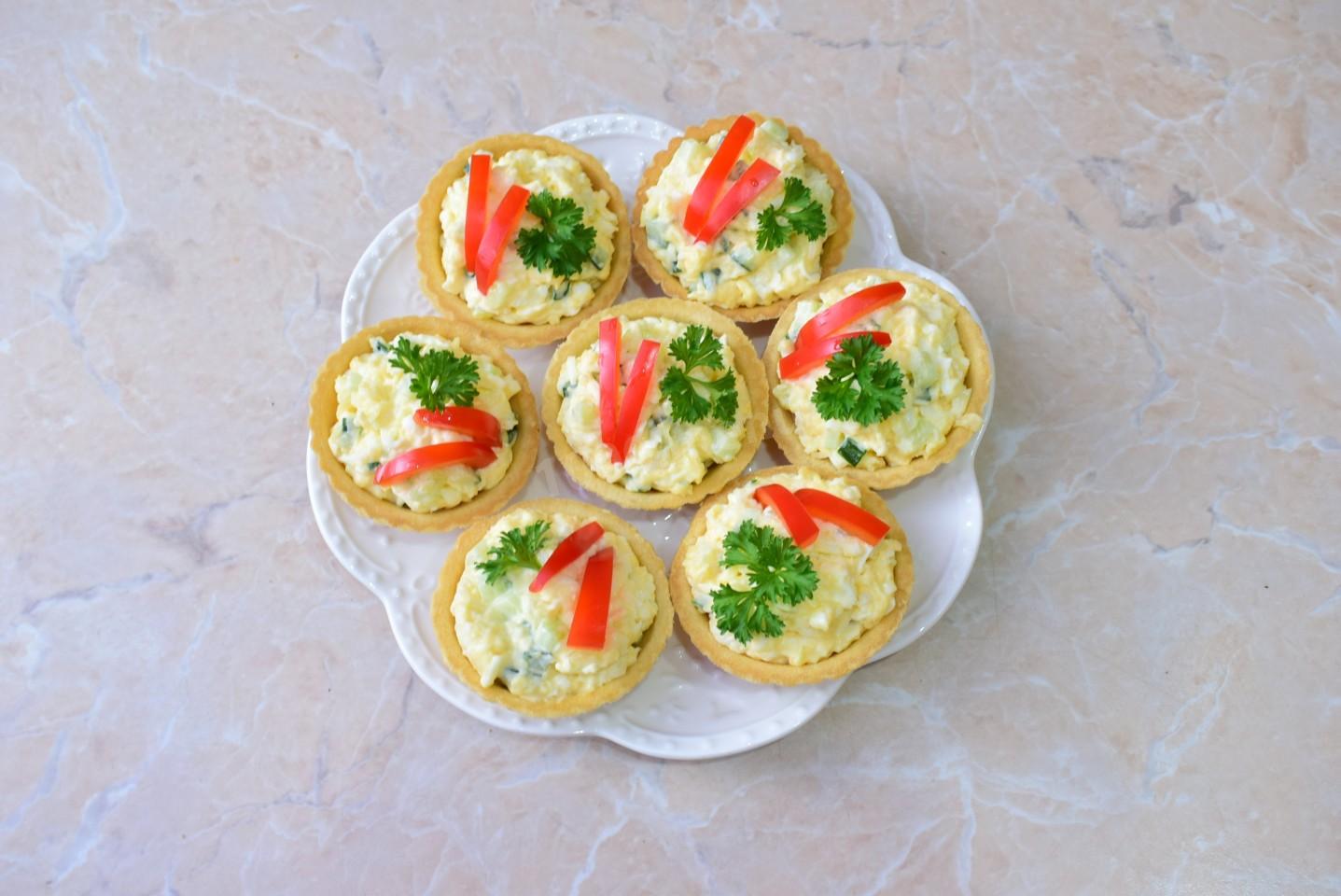 Шаг 6 приготовления Тарталетки с сыром и огурцом