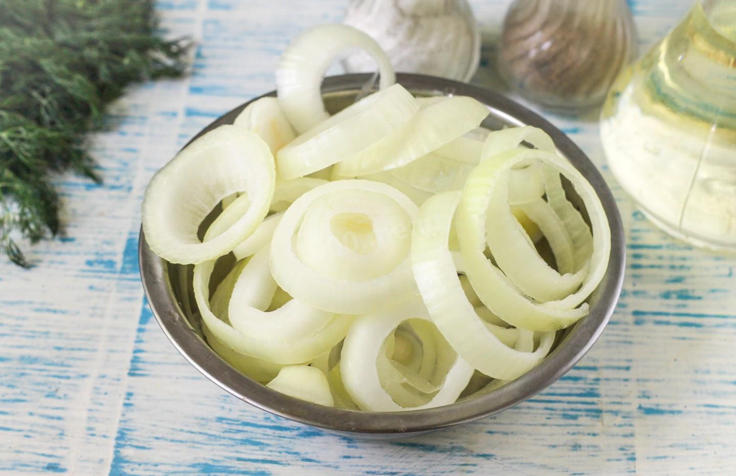 Шаг 2 приготовления Лук в кляре кольцами