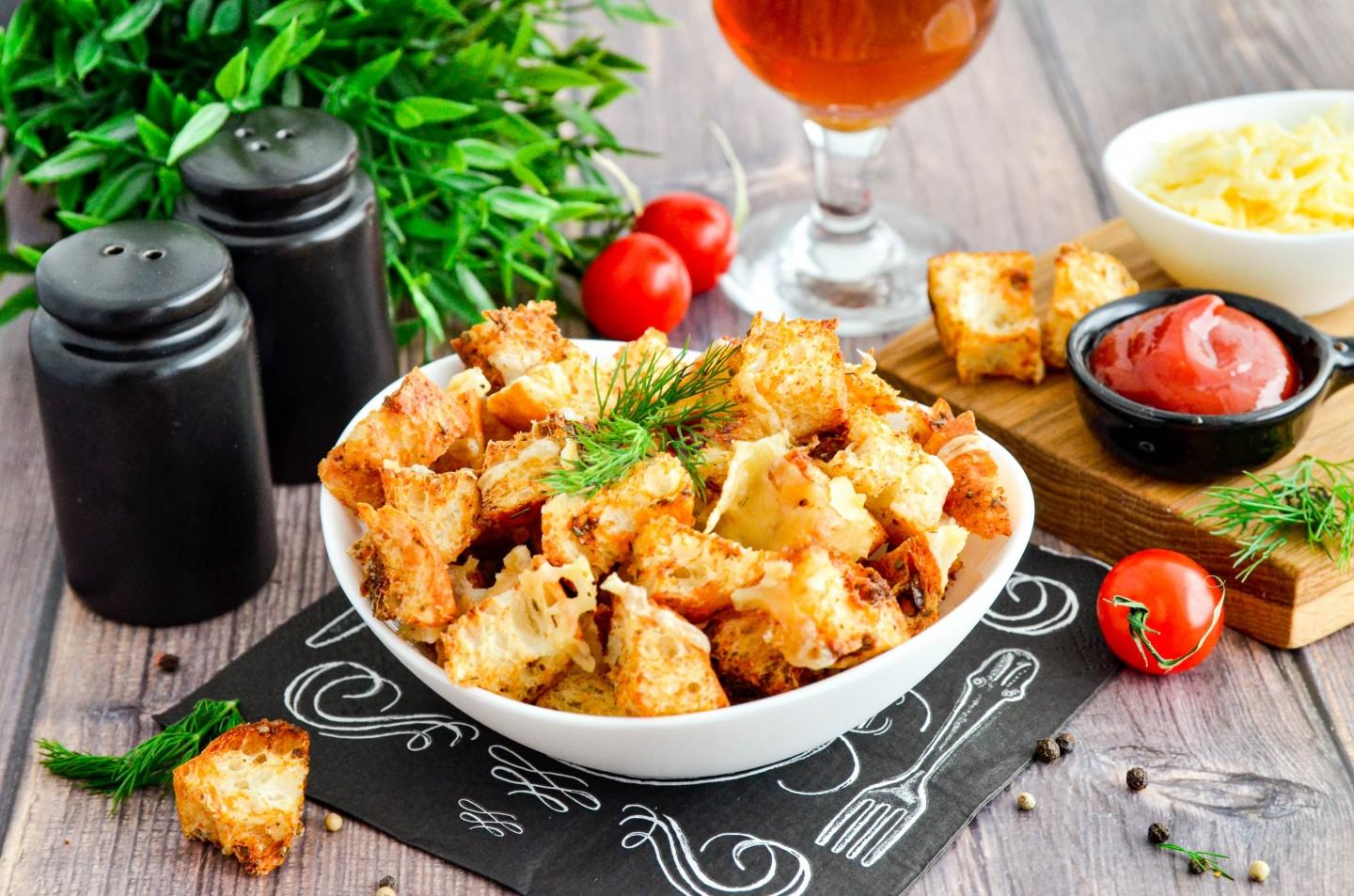 Шаг 9 приготовления Сухарики с сыром в духовке