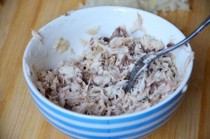 Шаг 4 приготовления Рийет из скумбрии