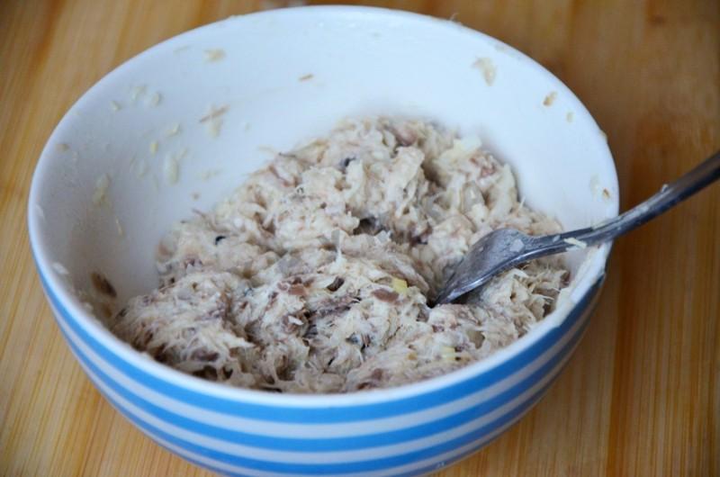 Шаг 6 приготовления Рийет из скумбрии