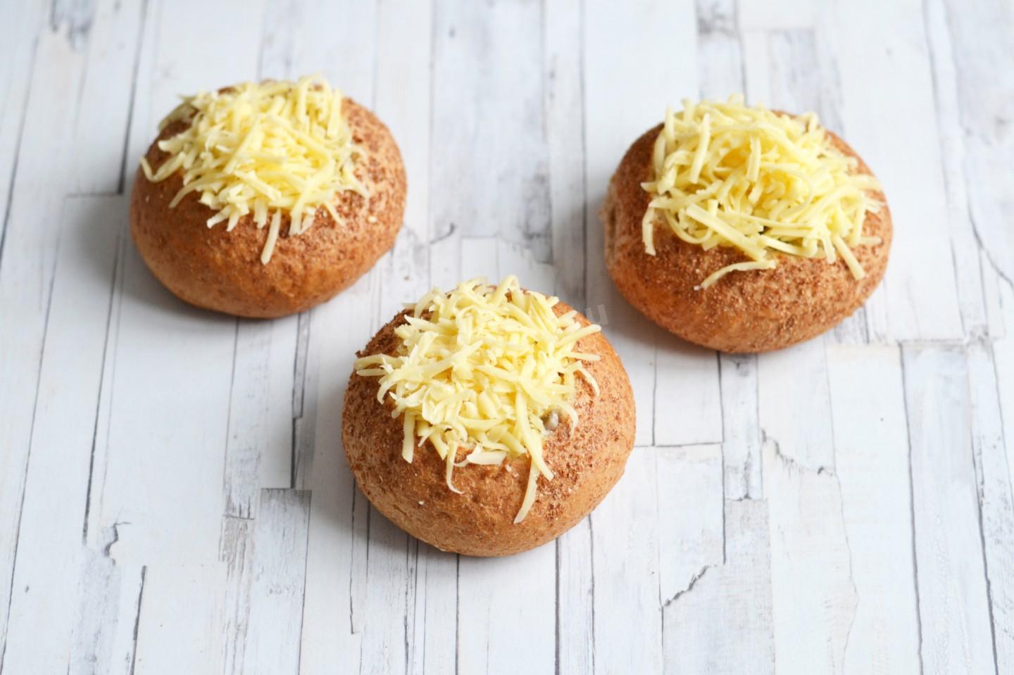 Шаг 10 приготовления Жульен в булочках с грибами и курицей