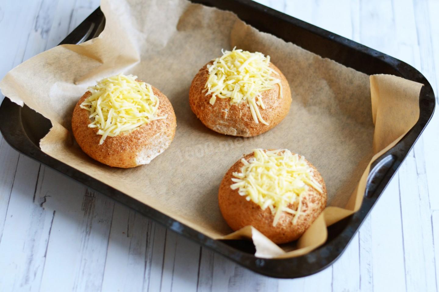 Шаг 11 приготовления Жульен в булочках с грибами и курицей