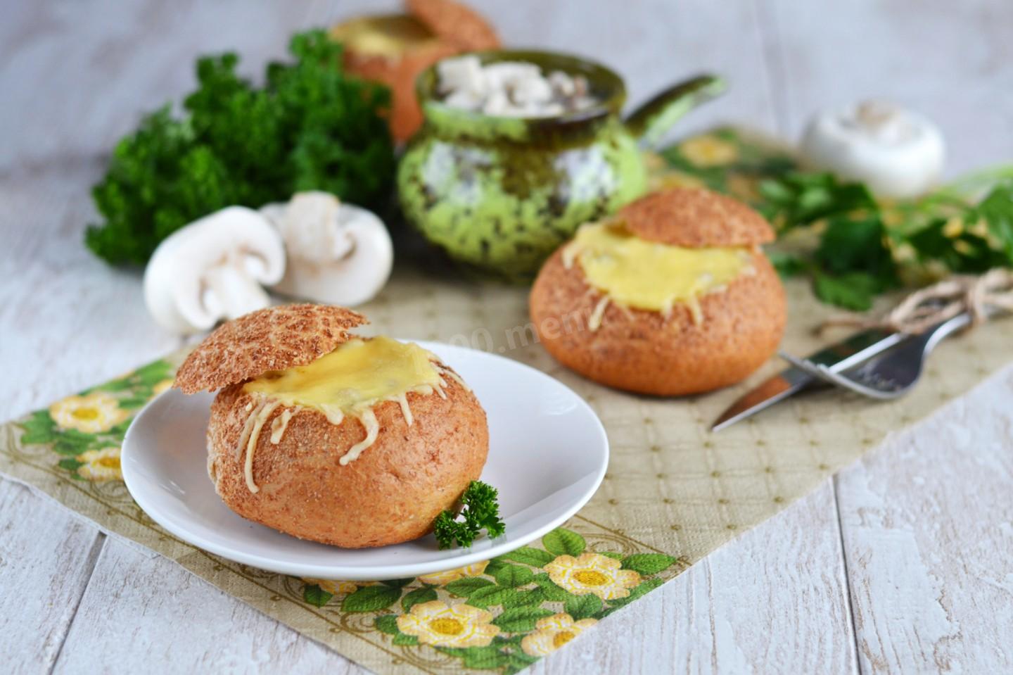 Шаг 12 приготовления Жульен в булочках с грибами и курицей
