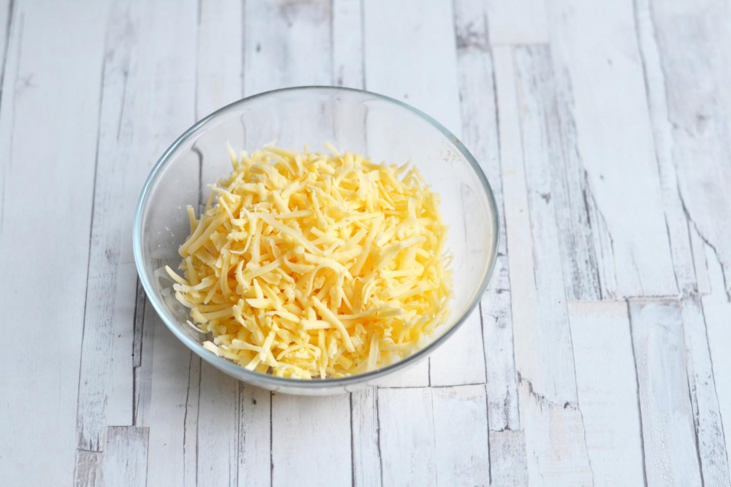 Шаг 7 приготовления Жульен в булочках с грибами и курицей