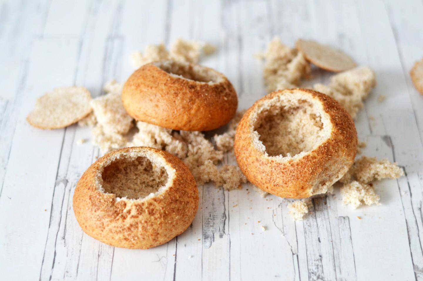 Шаг 8 приготовления Жульен в булочках с грибами и курицей