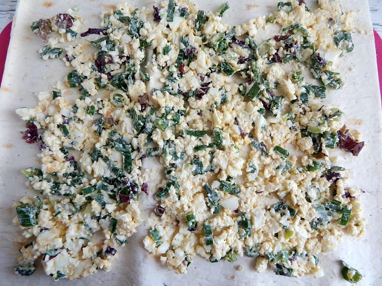 Шаг 9 приготовления Лаваш с плавленным сыром и яйцом