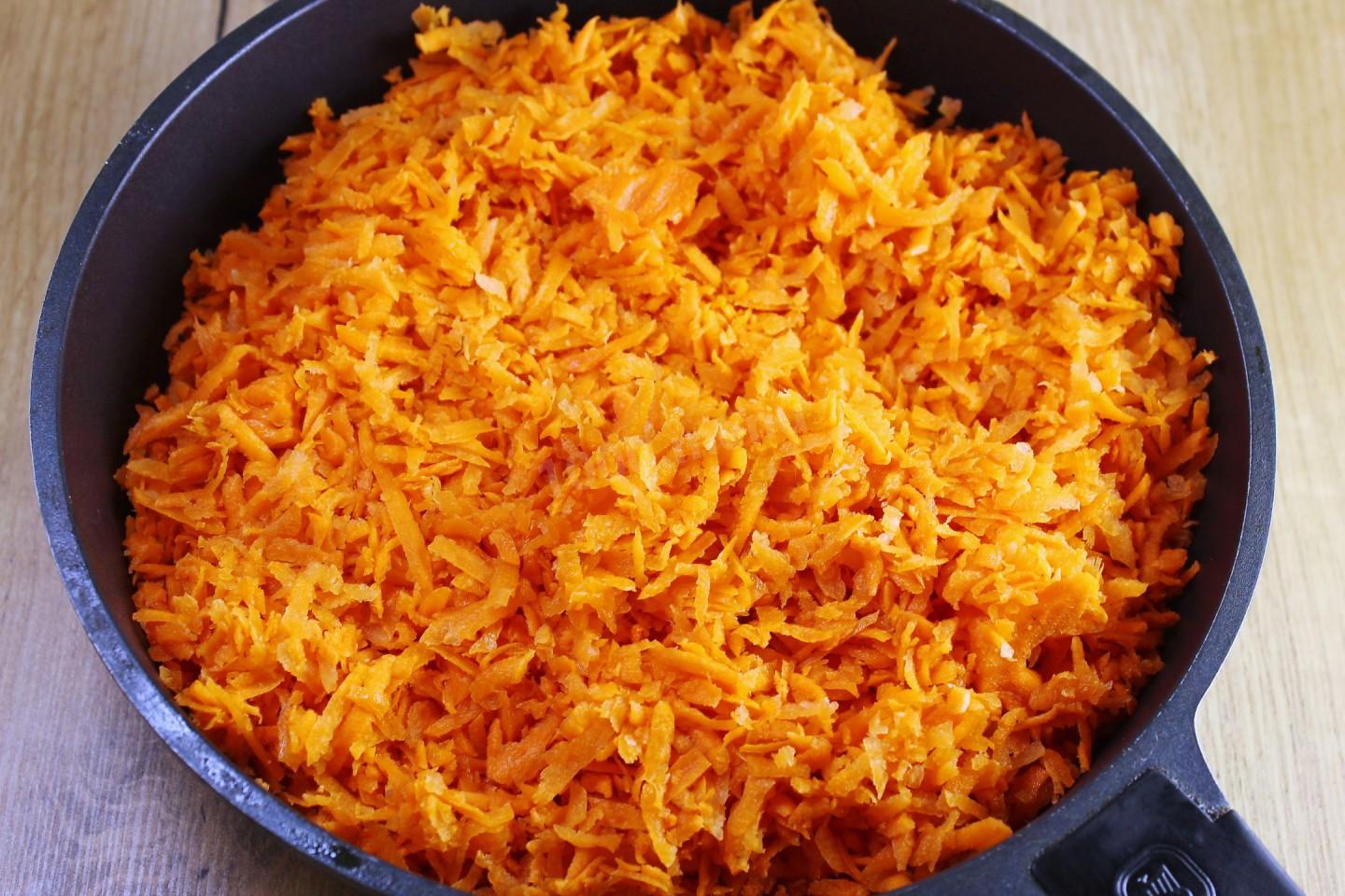 Шаг 4 приготовления Закусочный рулет морковный с сыром на праздничный стол