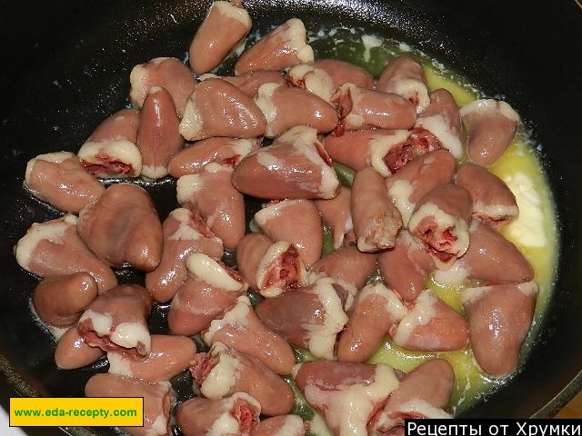 Шаг 2 приготовления куриные сердечки с грибами в сметане