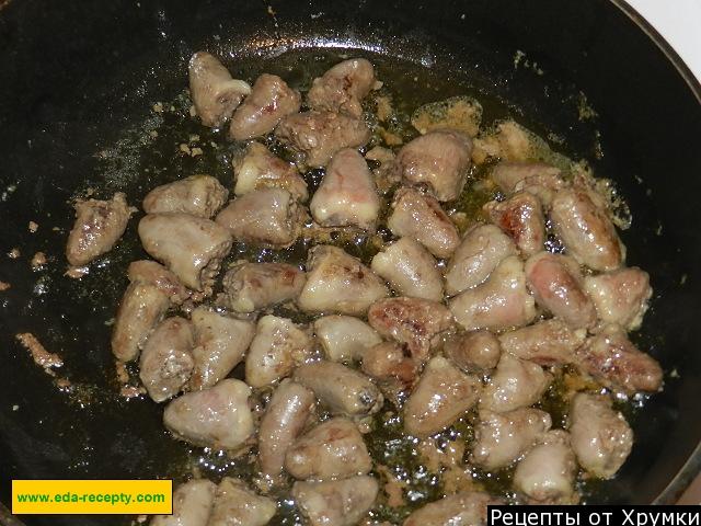 Шаг 3 приготовления куриные сердечки с грибами в сметане