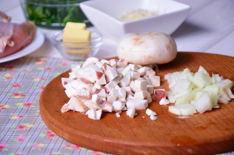 Шаг 2 приготовления Куриный рулет со шпинатом