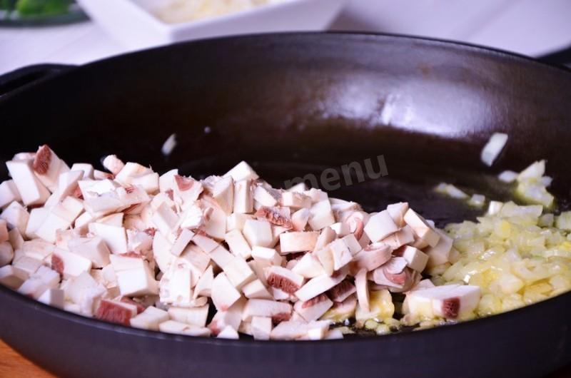 Шаг 3 приготовления Куриный рулет со шпинатом