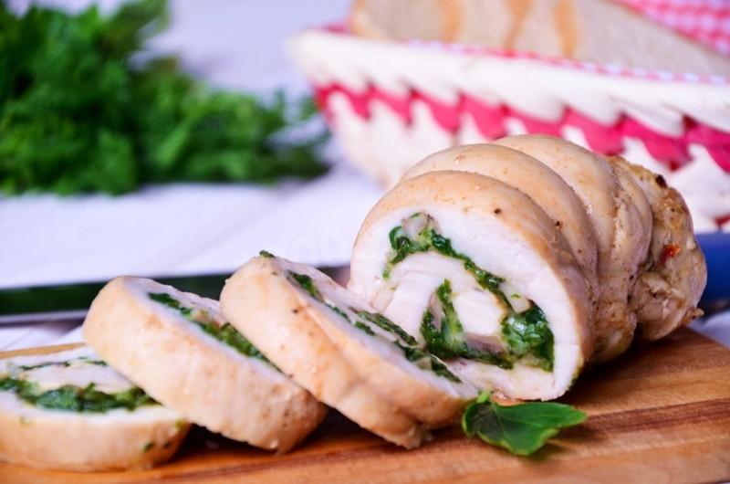 Шаг 9 приготовления Куриный рулет со шпинатом