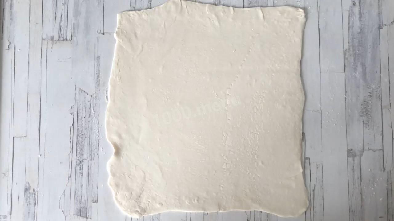 Шаг 7 приготовления Рулетики из слоеного теста с сыром