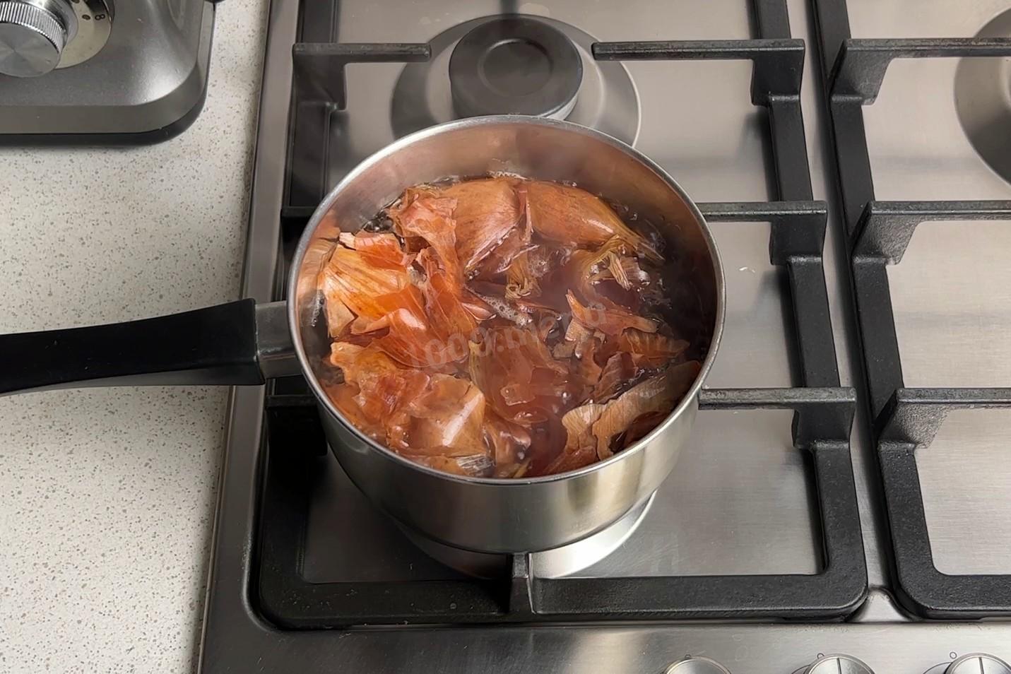 Шаг 3 приготовления Скумбрия в чае и луковой шелухе