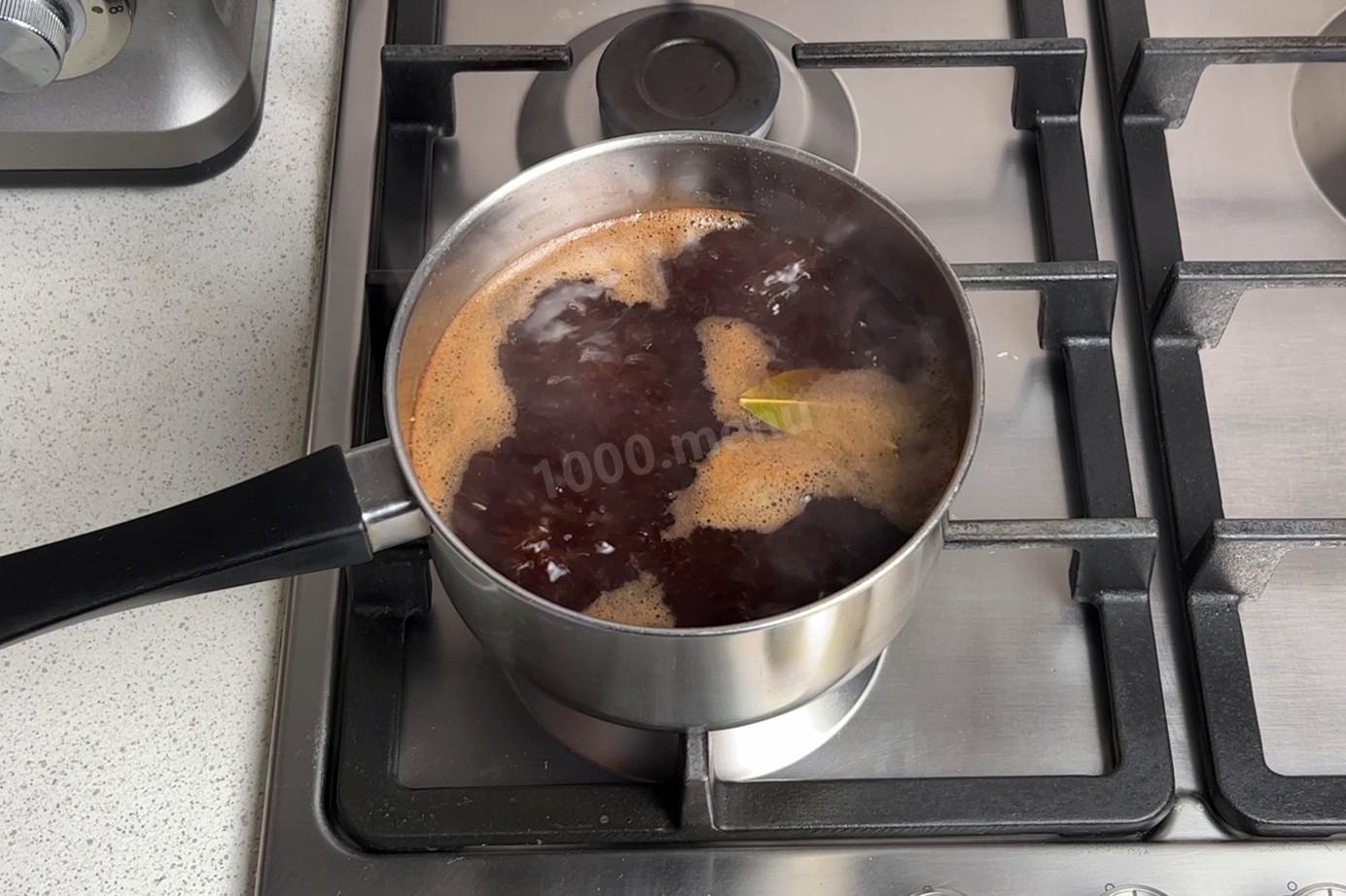 Шаг 4 приготовления Скумбрия в чае и луковой шелухе