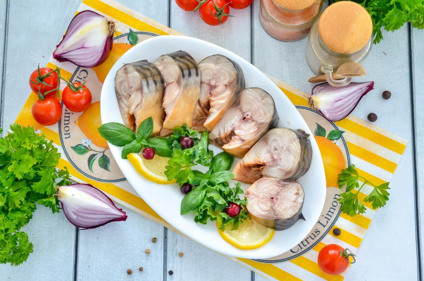 Шаг 7 приготовления Скумбрия в чае и луковой шелухе